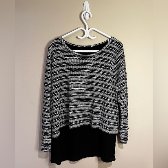 Lovely top with peek-a-boo back - Picture 1 of 2